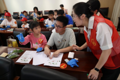 很多家长带着孩子积极上